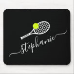 Tennis Ball Monogram Name Personalisiert Mousepad<br><div class="desc">Das Custom Mousepad mit elegantem Tennisschläger und Ball Monogramm verfügt über einen eleganten Script-Schriftart und ein einfaches Tennislogo, das Sie für einen Tennistrainer oder einen Tennisspieler in Ihrem Team anpassen können.</div>