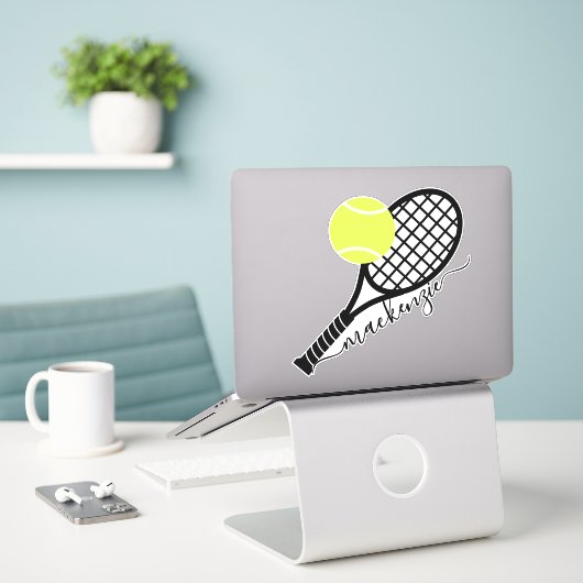 Tennis Ball Racket Script Monogram Contour Aufkleber (Laptop auf Schreibtisch)