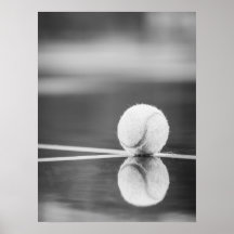 Tennis Ball Reflexion über den Nassplatz