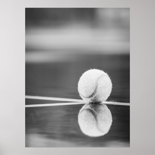 Tennis Ball Reflexion über den Nassplatz Poster (Vorne)