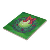 Tennis Ball Weihnachtskranz auf Grün Fliese (Seite)