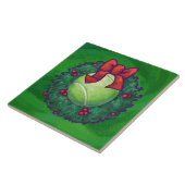 Tennis Ball Weihnachtskranz auf Grün Fliese (Seite)