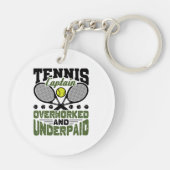 Tennis Captain Überarbeitet und unterbezahlt Schlüsselanhänger (Rückseite)