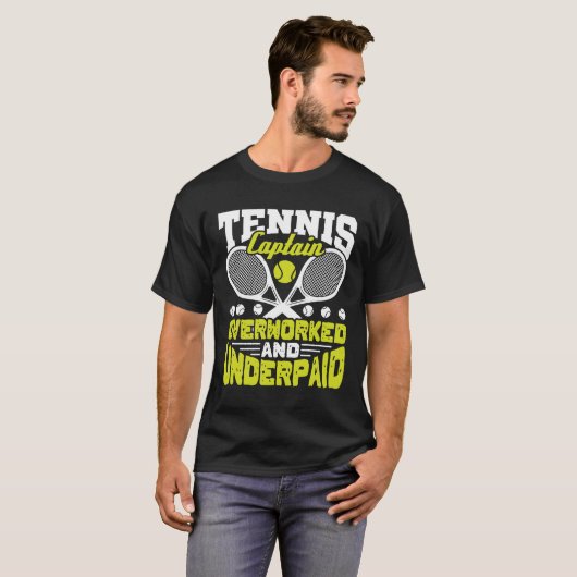 Tennis Captain Überarbeitet und unterbezahlt T-Shirt (Vorne ganz)