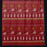Tennis Christmas Sweater Gezwirntes Muster Red Xma Duschvorhang<br><div class="desc">Warme und gemütliche Wintertage und Nächte Illustration Design,  mit klassisch gewirktem,  lustig hässlichem Weihnachtspulli mit Tennisschlägern und grünen Tennisbällen,  Steinglocken,  Tannenbäumen und Schneeflocken. Minimalistisches Xmas Sweater Muster festliche Design in hellblau und weiß für Tennisspieler. Tennis Weihnachtsmusterpulli Tennis Xmas Design. Skandi Tennis Weihnachtsgeschenke Weihnachten. Nordisches Tennis-Weihnachtsmuster. Tennis Weihnachtsgeschenke</div>