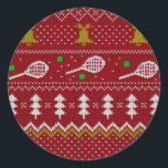 Tennis Christmas Sweater Gezwirntes Muster Red Xma Runder Aufkleber<br><div class="desc">Warme und gemütliche Wintertage und Nächte Illustration Design,  mit klassisch gewirktem,  lustig hässlichem Weihnachtspulli mit Tennisschlägern und grünen Tennisbällen,  Steinglocken,  Tannenbäumen und Schneeflocken. Minimalistisches Xmas Sweater Muster festliche Design in hellblau und weiß für Tennisspieler. Tennis Weihnachtsmusterpulli Tennis Xmas Design. Skandi Tennis Weihnachtsgeschenke Weihnachten. Nordisches Tennis-Weihnachtsmuster. Tennis Weihnachtsgeschenke</div>