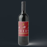 Tennis Christmas Sweater Gezwirntes Muster Red Xma Weinetikett<br><div class="desc">Warme und gemütliche Wintertage und Nächte Illustration Design,  mit klassisch gewirktem,  lustig hässlichem Weihnachtspulli mit Tennisschlägern und grünen Tennisbällen,  Steinglocken,  Tannenbäumen und Schneeflocken. Minimalistisches Xmas Sweater Muster festliche Design in hellblau und weiß für Tennisspieler. Tennis Weihnachtsmusterpulli Tennis Xmas Design. Skandi Tennis Weihnachtsgeschenke Weihnachten. Nordisches Tennis-Weihnachtsmuster. Tennis Weihnachtsgeschenke</div>