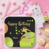 Tennis-Frau spielt Happy Birthday auf Gelb Pappteller (Party)