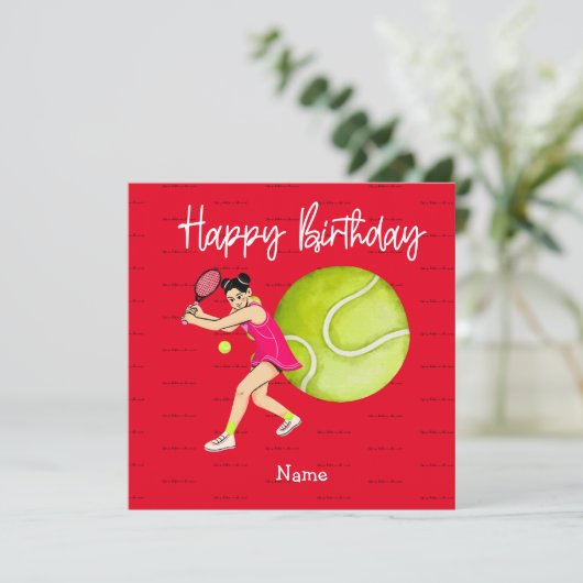 Tennis-Frau spielt Happy Birthday für Spieler (Stehend Vorderseite)