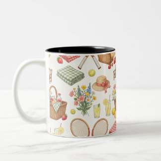 Tennis-Gartenparty mit Schlägern und Erdbeeren Zweifarbige Tasse