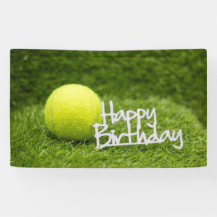 Tennis Geburtstag mit Ball auf grünem Gras Happy Banner