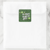 Tennis Happy Birthday Mit Tennisball auf Gras Quadratischer Aufkleber (Tasche)