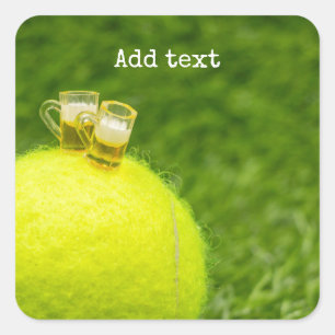 Tennis Happy Birthday Tennisball mit Bier Quadratischer Aufkleber