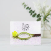 Tennis Happy Geburtstag mit Ball und Schläger Postkarte (Stehend Vorderseite)