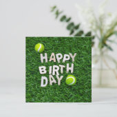 Tennis Happy Geburtstag mit Tennisball auf Grün Karte (Stehend Vorderseite)