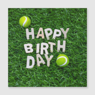 Tennis Happy Geburtstag mit Tennisball auf Grün Magnetkarte