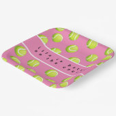 Tennis ist besser auf dem Platz auf rosa Pappteller (Gewinkelt)