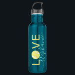 Tennis-Liebe Personalisiert Aquamarin und gelb Edelstahlflasche<br><div class="desc">Aquamarin Blue Green und Yellow personalisierte Edelstahlflasche mit dem Namen "LIEBE" Monogramm verwendet einen eleganten und niedlichen Kalligraphie-Script-Schriftart und hat einen subtilen Netzmuster-Hintergrund für einen einzigartigen aquamarinen Ton auf Ton Pop Art Design Effekt mit einem Tennisball als "O" in der Liebe.</div>