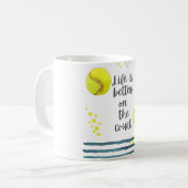 Tennis Life ist besser auf dem Platz Kaffeetasse (Vorderseite Links)