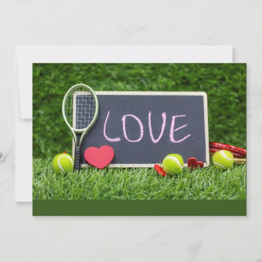 Tennis mit LIEBE auf grünem Gras Feiertagskarte (Vorderseite)