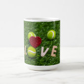 Tennis mit LIEBE auf grünem Gras Kaffeetasse (Mittel)