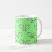 Tennis Nahtloses Muster - Racket und Ball auf Grün Kaffeetasse (VorderseiteRechts)