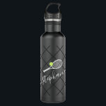 Tennis Personalisiert Eleganter Skriptname Edelstahlflasche<br><div class="desc">Schwarz-Weiß personalisierte Edelstahlflasche mit einem Tennisschläger-Monogramm in einem eleganten und niedlichen Kalligraphie-Script-Schriftart mit einem subtilen Netzmuster-Hintergrund.</div>
