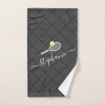 Tennis Personalisiert Eleganter Skriptname  Handtuch<br><div class="desc">Graues,  personalisiertes Tennishandtuch mit Monogramm,  Namen oder individuellem Text mit einem schlichten,  modernen und eleganten Kalligraphie-Schriftart mit Tennisschläger und Tennisball-Ikone und einem verblassten Netzmuster-Hintergrund.</div>