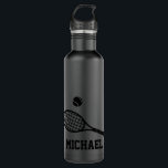 Tennis Personalisiert Name Black Edelstahlflasche<br><div class="desc">Personalisierte Tischtennisflasche im Black-on-Black-Stil mit einer einfachen Tennisschläger-Grafik und individuelle Name oder Text in einem Retro-Sport-Monogramm-Schriftart. Ein tolles Geschenk für Damen,  Herren oder Jugendtennisspieler mit einem eleganten und subtilen klassischen sportlichen Look und modernem minimalistischem Design zu einem nützlichen Tennisgeschenk.</div>