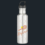 Tennis Personalisiert Name Clay Court Orange Edelstahlflasche<br><div class="desc">Tennis Design Thema personalisierte silberne Edelstahl Wasserflasche mit einem Tonplatz Farbe Terrakotta Rost Orange Tennisschläger Monogramm in einem eleganten und niedlichen Kalligraphie Drehbuch-Schriftart mit einem subtilen Netzmuster Hintergrund.</div>