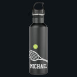 Tennis Personalisiert Name White Black Edelstahlflasche<br><div class="desc">Personalisierte Tischtennisflasche in Schwarz/Weiß mit einer einfachen Tischtennisschlägergrafik und individuelle Name oder Text in einem Retro-Sport-Monogramm-Schriftart. Ein tolles Geschenk für Damen,  Herren,  Teenager oder Kinder-Tennisspieler mit klassischem sportlichem Look und modernem Design zu einem nützlichen Tennisgeschenk.</div>