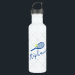 Tennis Personalisiertes Script Blue Name  Edelstahlflasche<br><div class="desc">Royal Marineblau und weiß personalisierte Edelstahlflasche mit einem Tennisschläger Monogramm in einem eleganten und niedlichen Kalligraphieskript-Schriftart mit einem subtilen Netzmuster-Hintergrund.</div>
