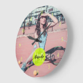 Tennis Player Foto Ball Monogram und Name Große Wanduhr (Winkel)