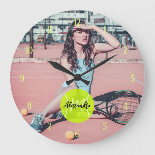 Tennis Player Foto Ball Monogram und Name Große Wanduhr
