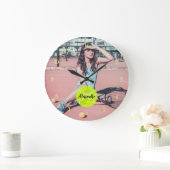 Tennis Player Foto Ball Monogram und Name Große Wanduhr (Zuhause)