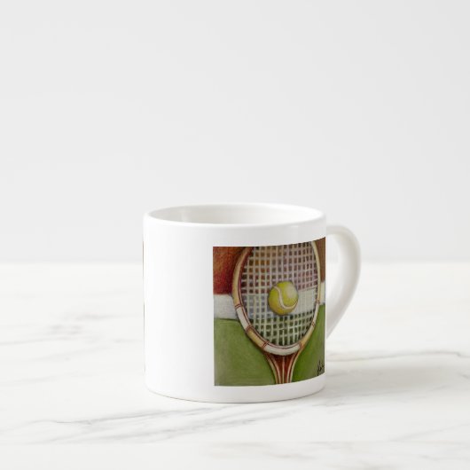 Tennis-Racket mit Ball-Lay vor Gericht Espressotasse (Vorderseite Rechts)