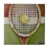 Tennis-Racket mit Ball-Lay vor Gericht Fliese (Vorderseite)