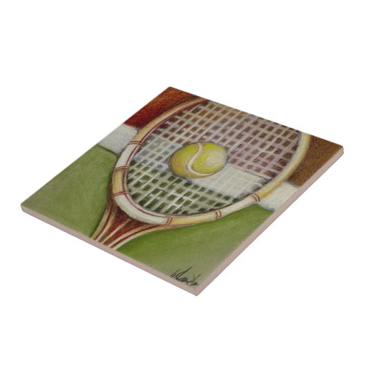 Tennis-Racket mit Ball-Lay vor Gericht Fliese (Seite)