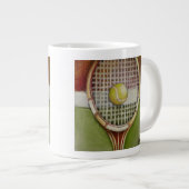 Tennis-Racket mit Ball-Lay vor Gericht Jumbo-Tasse (Vorderseite Rechts)
