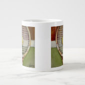 Tennis-Racket mit Ball-Lay vor Gericht Jumbo-Tasse (Vorderseite)