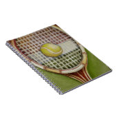 Tennis-Racket mit Ball-Lay vor Gericht Notizblock (Rechte Seite)