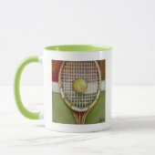 Tennis-Racket mit Ball-Lay vor Gericht Tasse (Links)