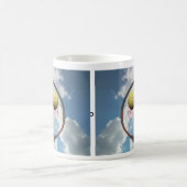 Tennis Racket und Ball in der Luft, Blue Cloudy Sk Kaffeetasse (Mittel)