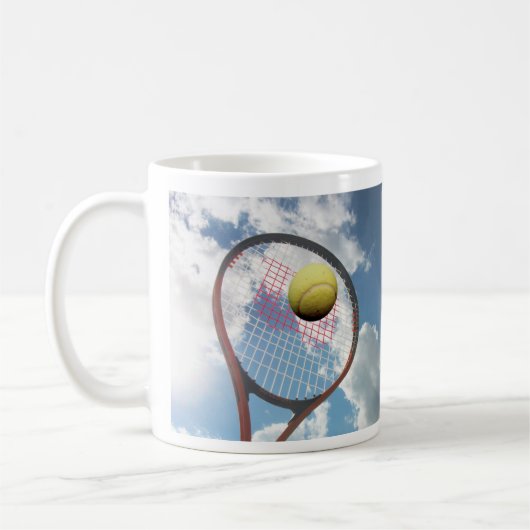 Tennis Racket und Ball in der Luft, Blue Cloudy Sk Kaffeetasse (Links)