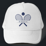 Tennis Rackets & Name Tennis Player Truckerkappe<br><div class="desc">Tennisspieler-LKW-Hut, speziell entwickelt für Tennisfans, die Liebe, den Platz im Stil zu treffen. Dieser Tennisschläger mit Vintagen Tennisschlägern, gekreuzt in klassischer Manier mit einem Tennisball, zeichnet das Wesentliche des zeitlosen Spiels aus. Personalisieren Sie Ihren Hut mit Ihrem Namen und fügen Sie Ihrer Kleidung eine Touch der Individualität hinzu. Dieser LKW...</div>
