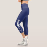 Tennis Racquet Custom Text oder Teamname Navy Blue Capri Leggings<br><div class="desc">Stell dich auf dem Platz mit diesen super komfortablen Capri-Leggings,  mit knisternde Tennisschläger und deinem eigenen Text (oder verlass "TENNIS" Set vor einem marineblauen Hintergrund. Ändern Sie einfach die Farbe,  um Ihre Clubfarben oder Teamfarben anzupassen!  Komfortable,  hochwertige Leggings - perfekt für den Tennisspieler in Ihrem Leben.</div>