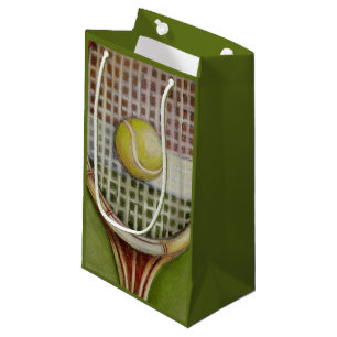 Tennis-Schläger mit dem Ball, der auf Gericht legt Kleine Geschenktüte