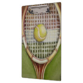 Tennis-Schläger mit dem Ball, der auf Gericht legt Klemmbrett (Links)