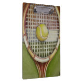 Tennis-Schläger mit dem Ball, der auf Gericht legt Klemmbrett (Rechts)