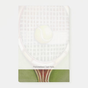 Tennis-Schläger mit dem Ball, der auf Gericht legt Post-it Klebezettel